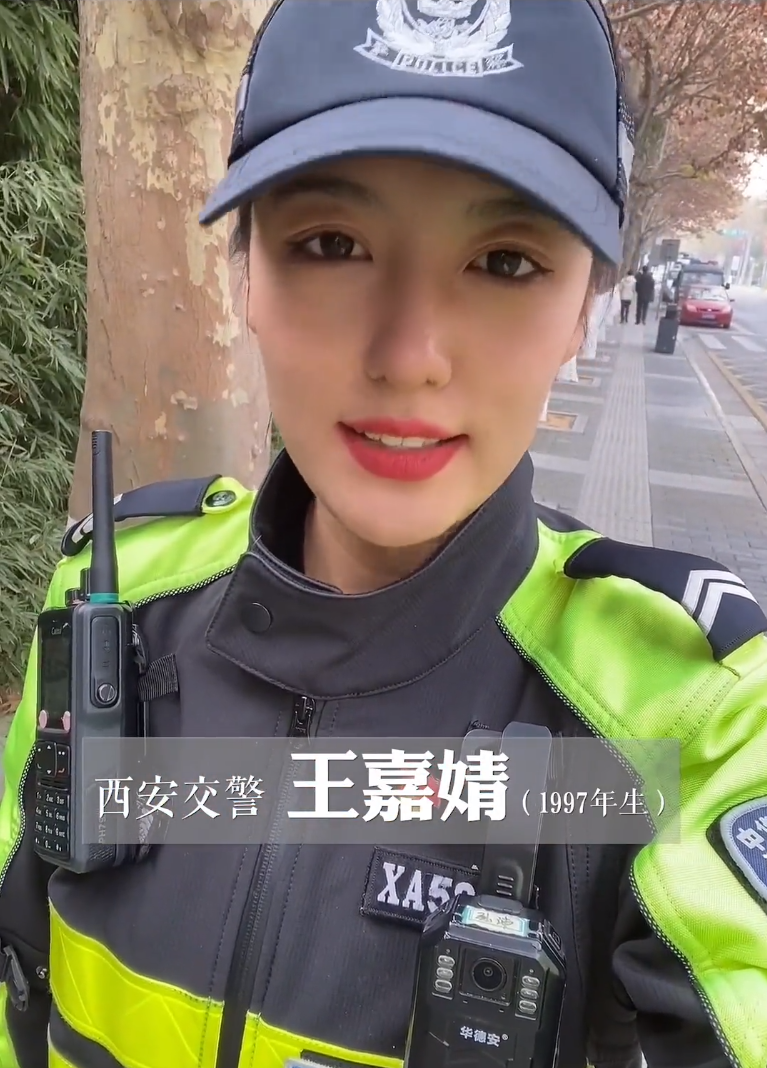 西安95后"美女警花"走红,英姿飒爽颜值高,铁骑技术不必男生差
