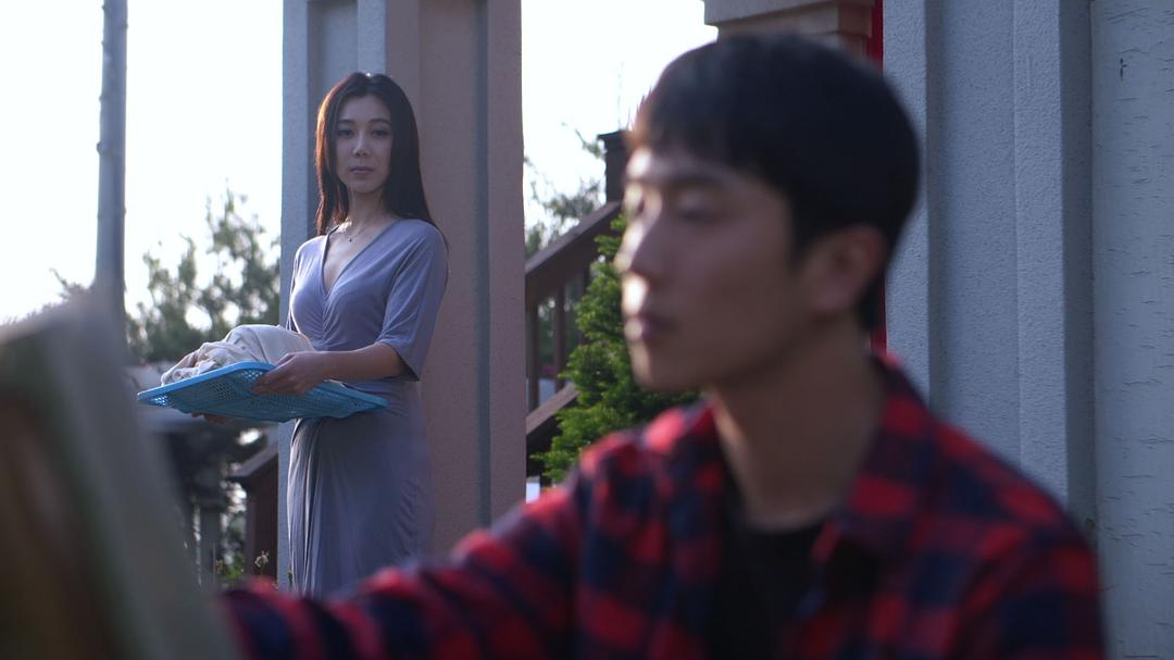 回顾:爱上妈妈闺蜜,年龄相差18岁,母亲心理失衡酿成悲剧