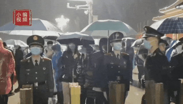 |北京天安门哨兵罕见后退，原因令人动容