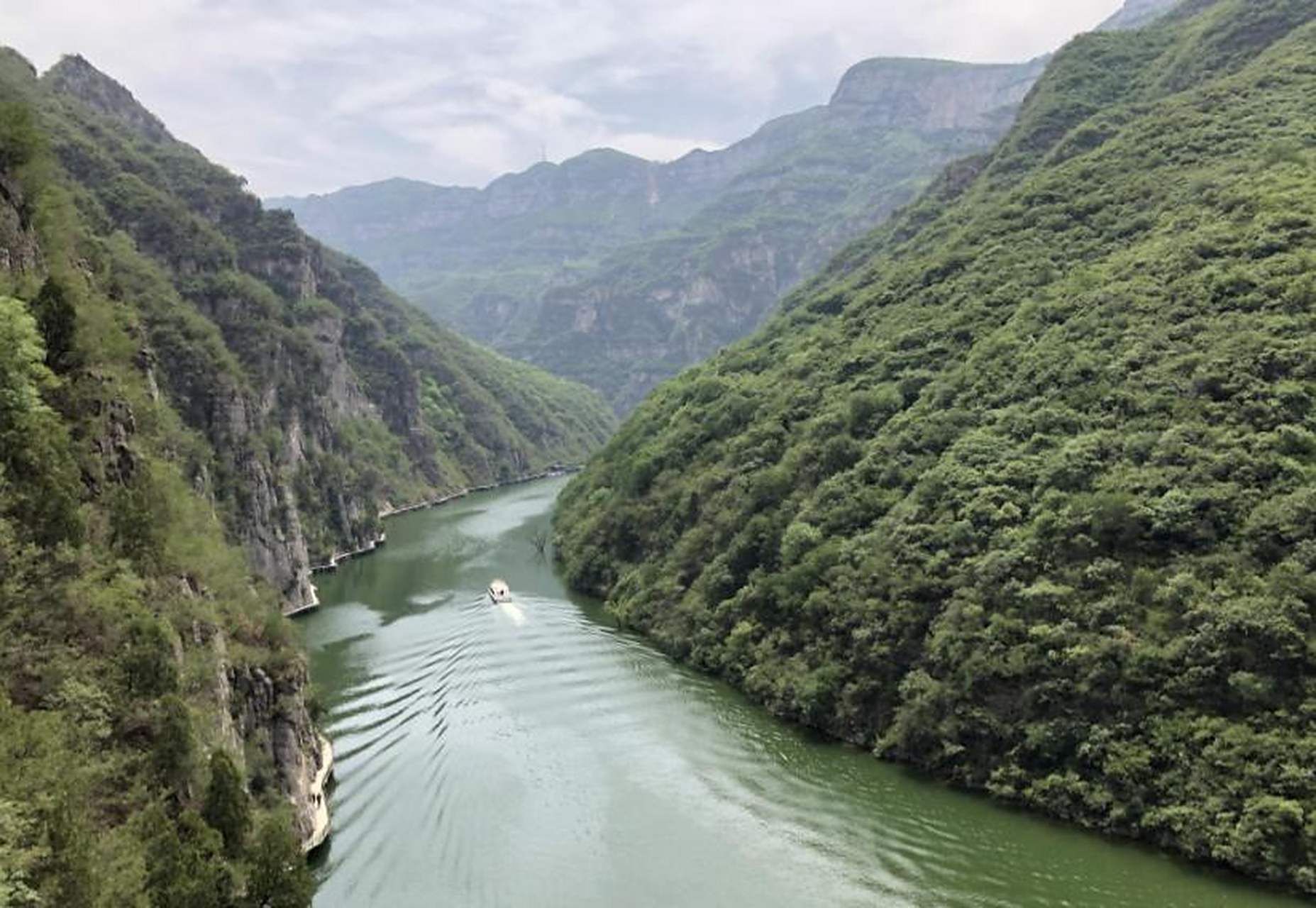 青天河景区,位于中国河南省焦作市博爱县,是一颗隐藏在山水之间的璀璨
