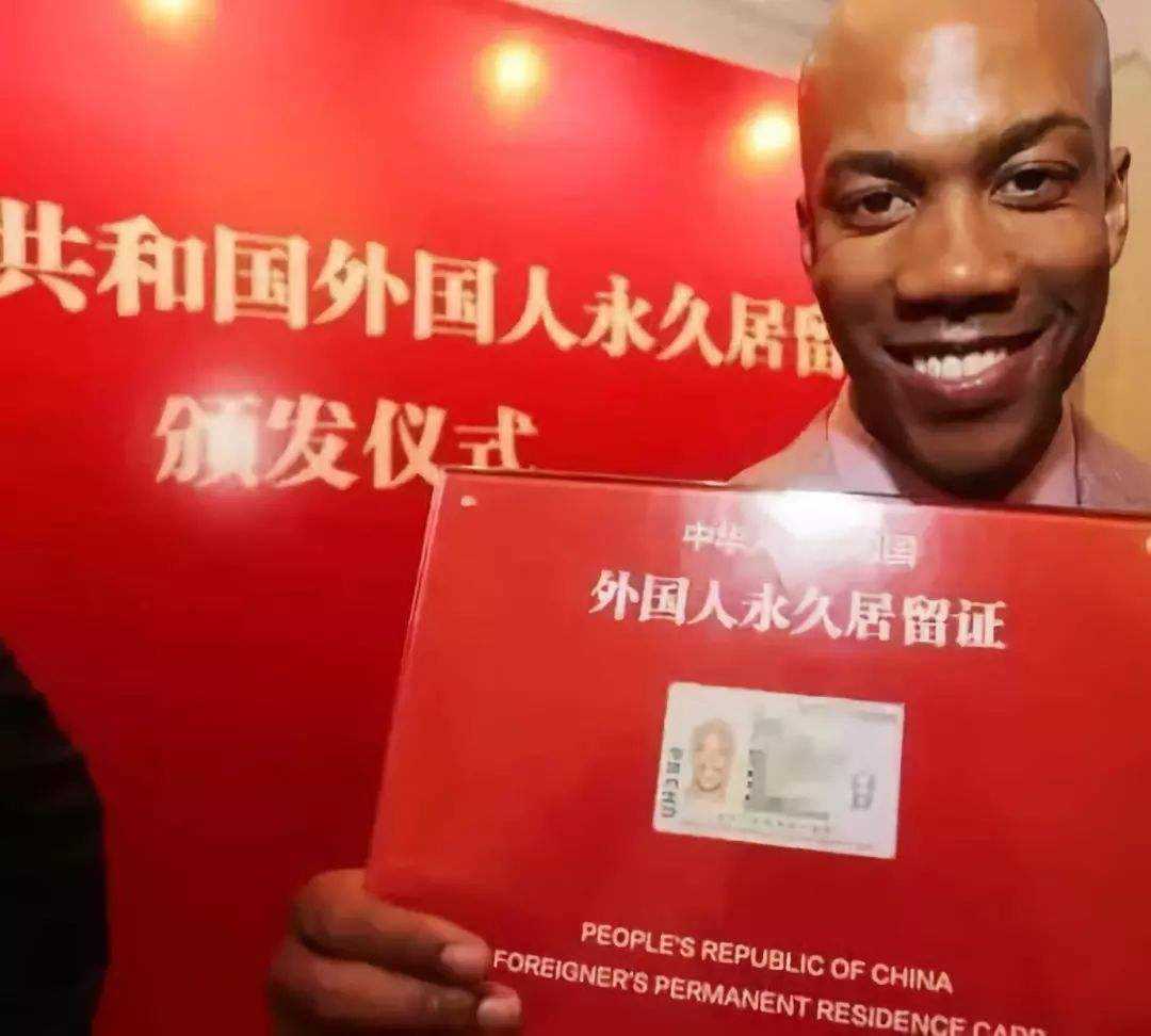 马布里拿到中国绿卡后,完全融入中国的生活!拍vlog,画风很搞笑