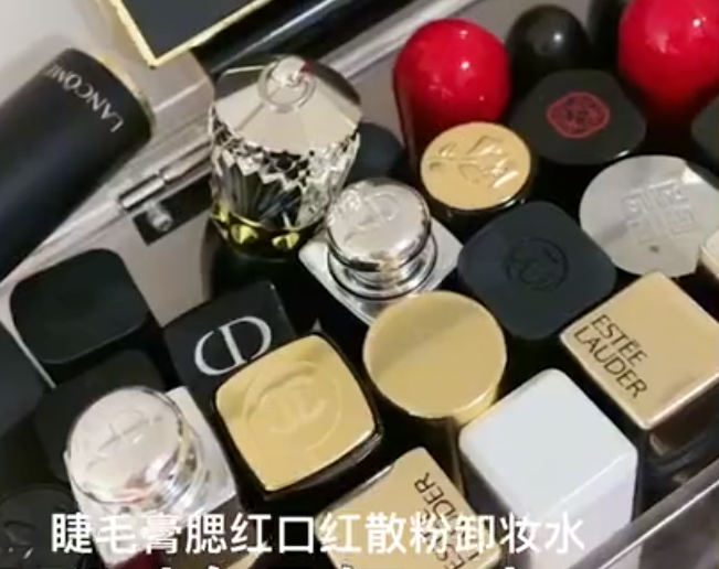 一桌子奢侈化妆品图片图片