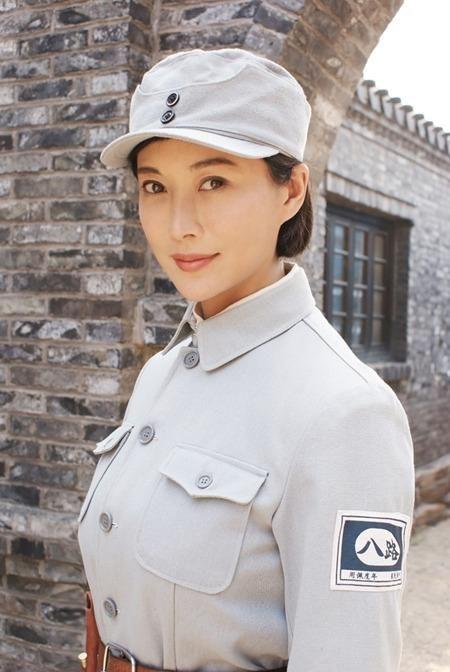 新四军女战士被捕后,敌人问她:认识莫林吗?女战士暗喜:我活了