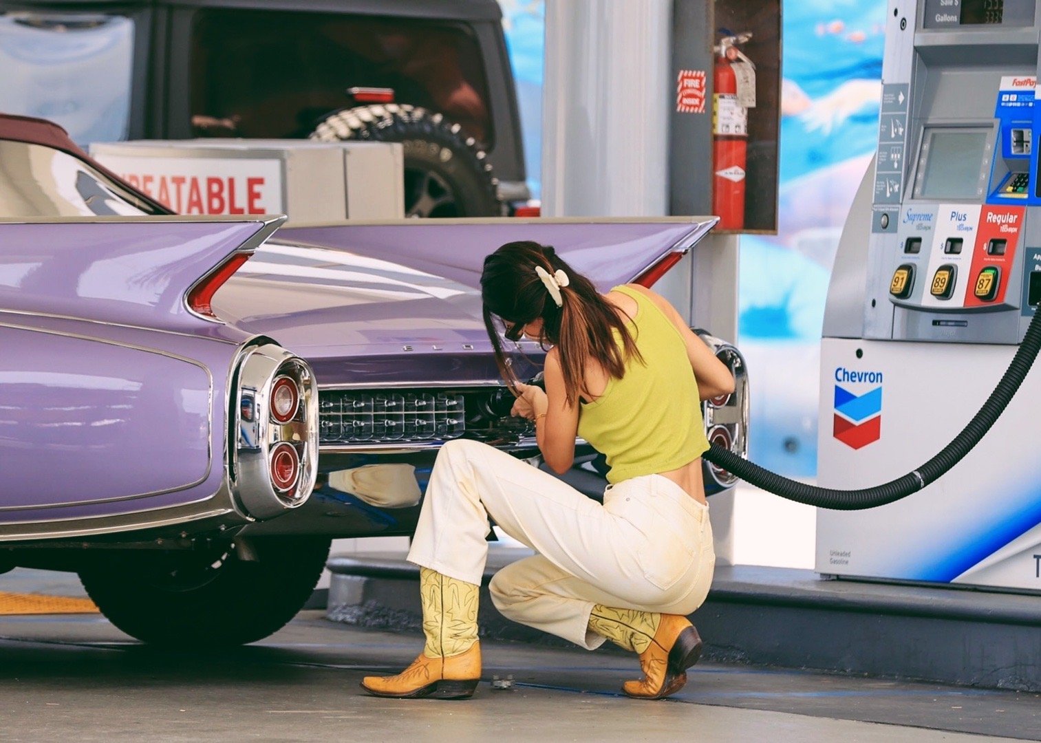 超模肯豆出街照直接当壁纸!穿"青椒炒蛋"好迷人,开小紫贼拉风