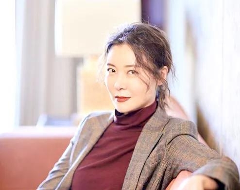 回顾柯蓝曾被医生断言活不过38岁28岁遭李亚鹏背叛51岁仍未婚