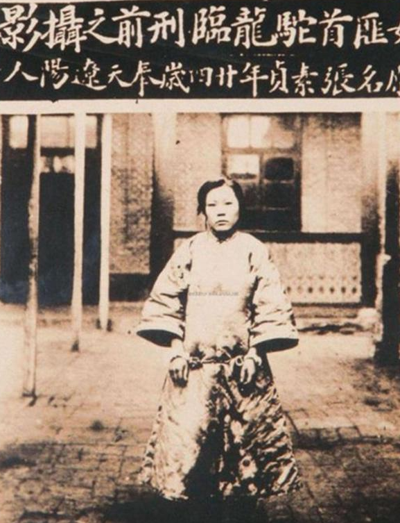 双枪女匪驼龙:16岁被卖进妓院,24岁时被枪毙,有人现场送她钱财