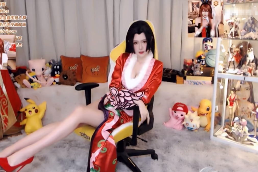 腐团儿cos女帝,身材太还原,这腿长是有一米八?