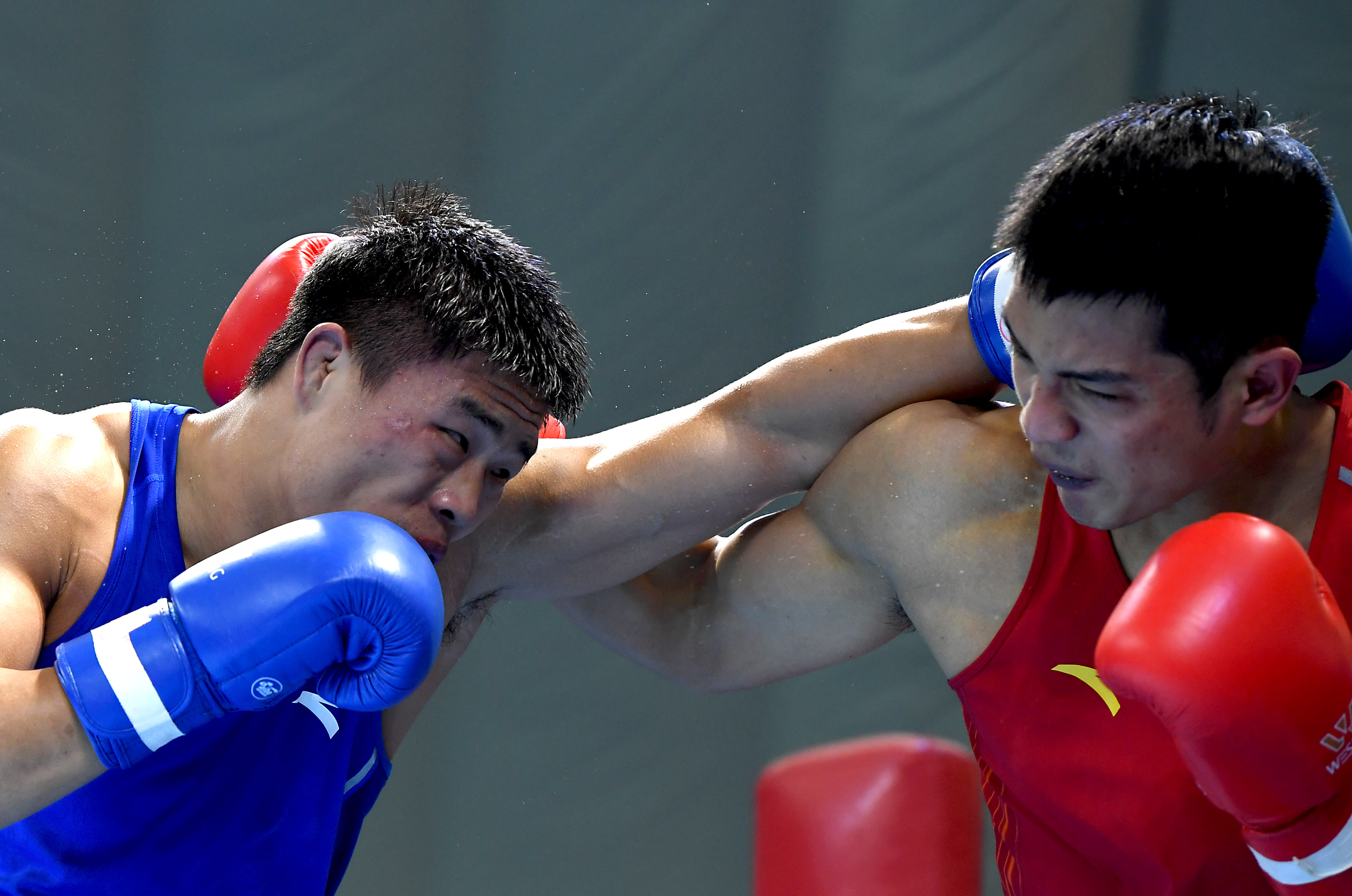 拳击——全国男子锦标赛:于丰铠晋级91公斤级决赛