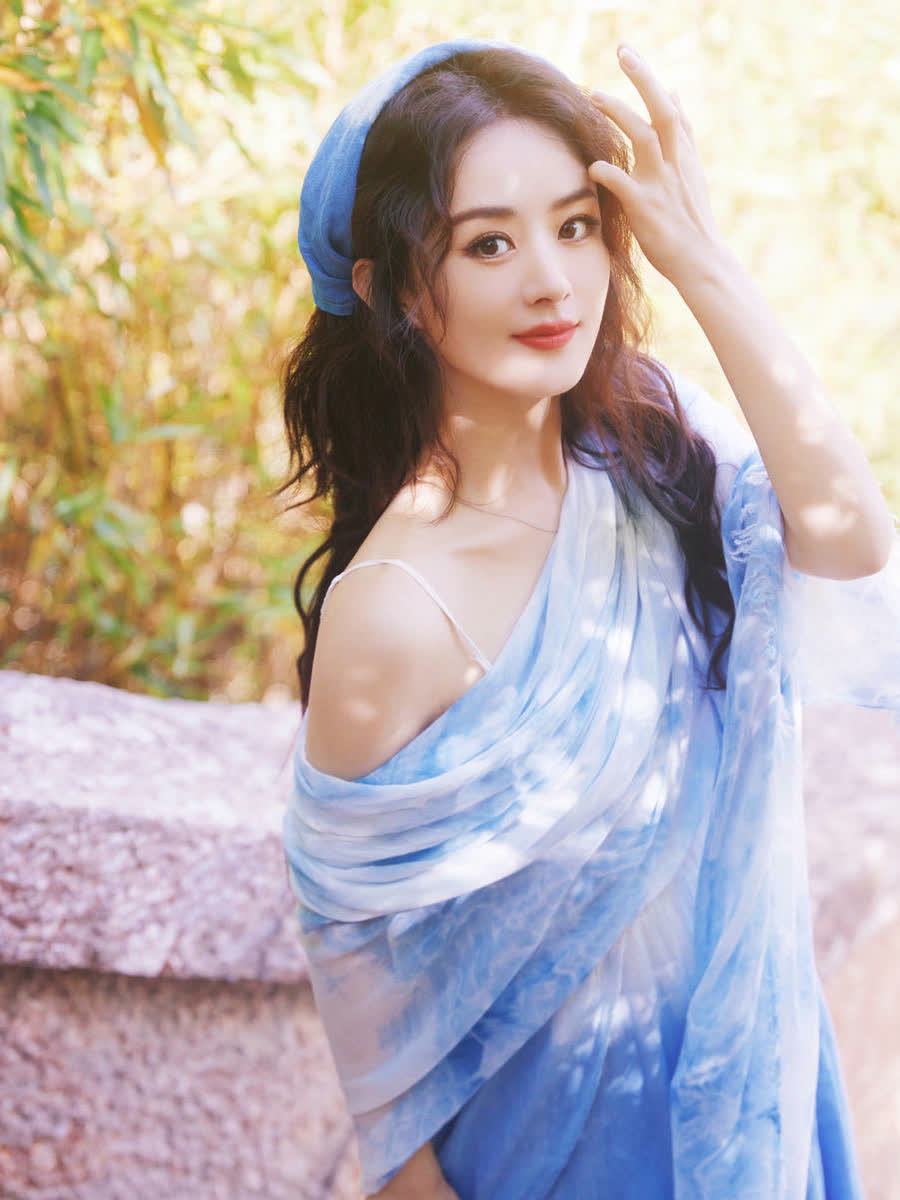 照片中,赵丽颖身穿蓝白相间的长裙,戴着蓝色系头巾,元气满满