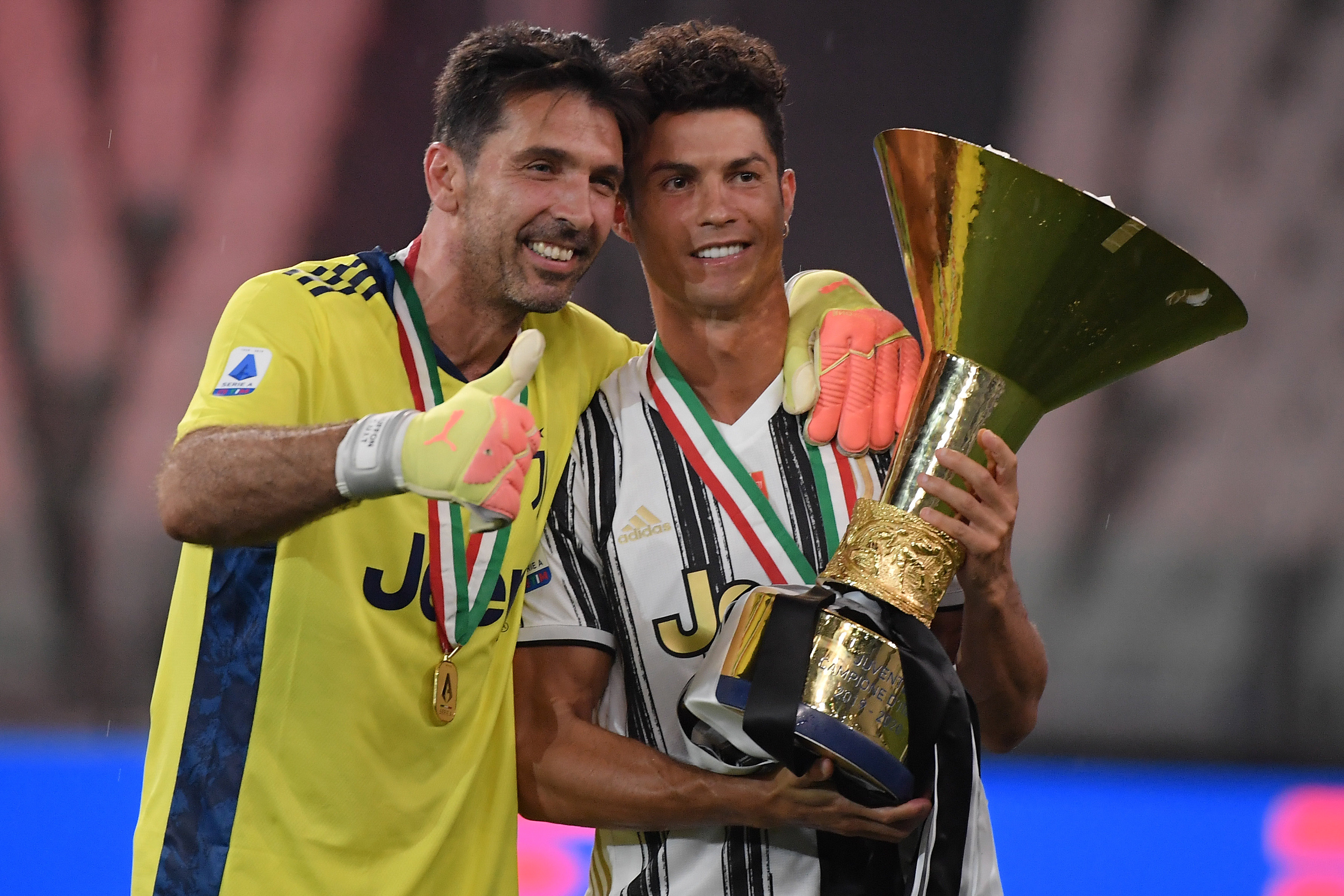 足球——意甲:尤文图斯捧杯