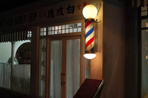 理发店门口的三色转灯有特殊含义,和中世纪理发师的兼职有关