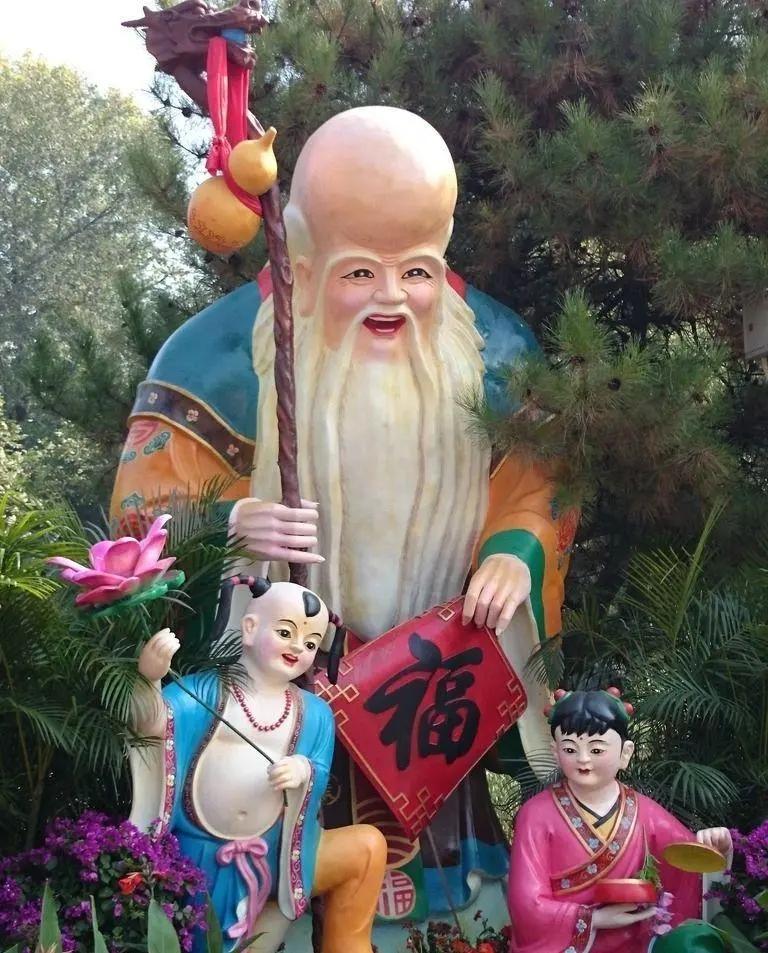 老寿星就是一位慈眉善目的老人手里拿着寿桃,额头突出,眉毛和胡子都很
