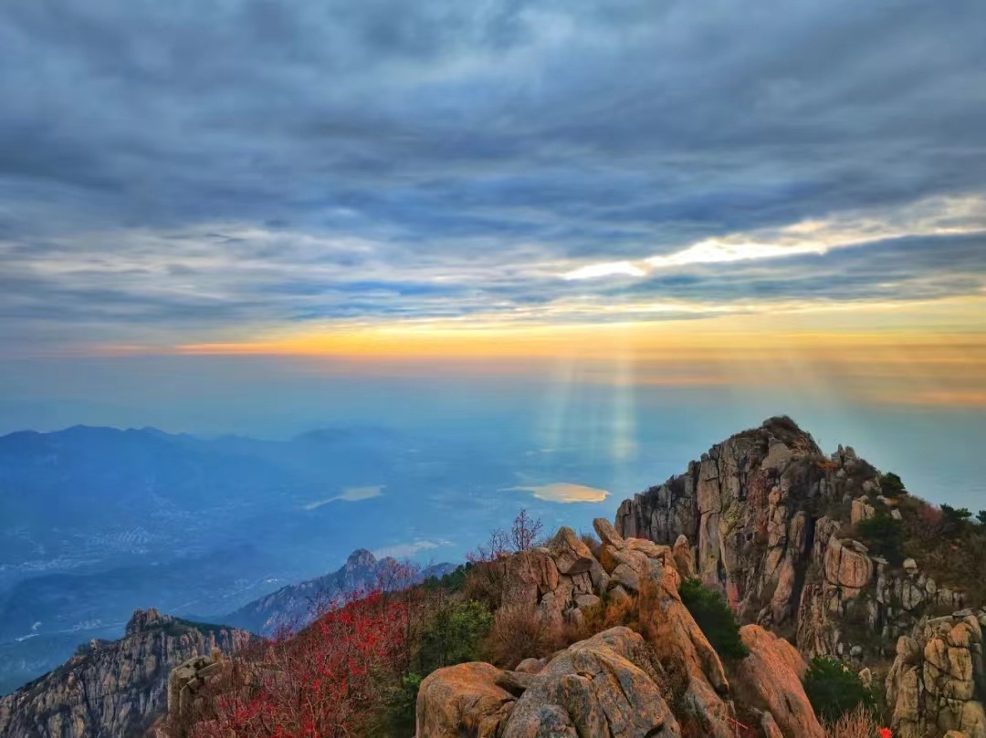 秋季的泰山巍峨中透着一份婉约之美  秋季的霞光映衬着其巍峨的身姿