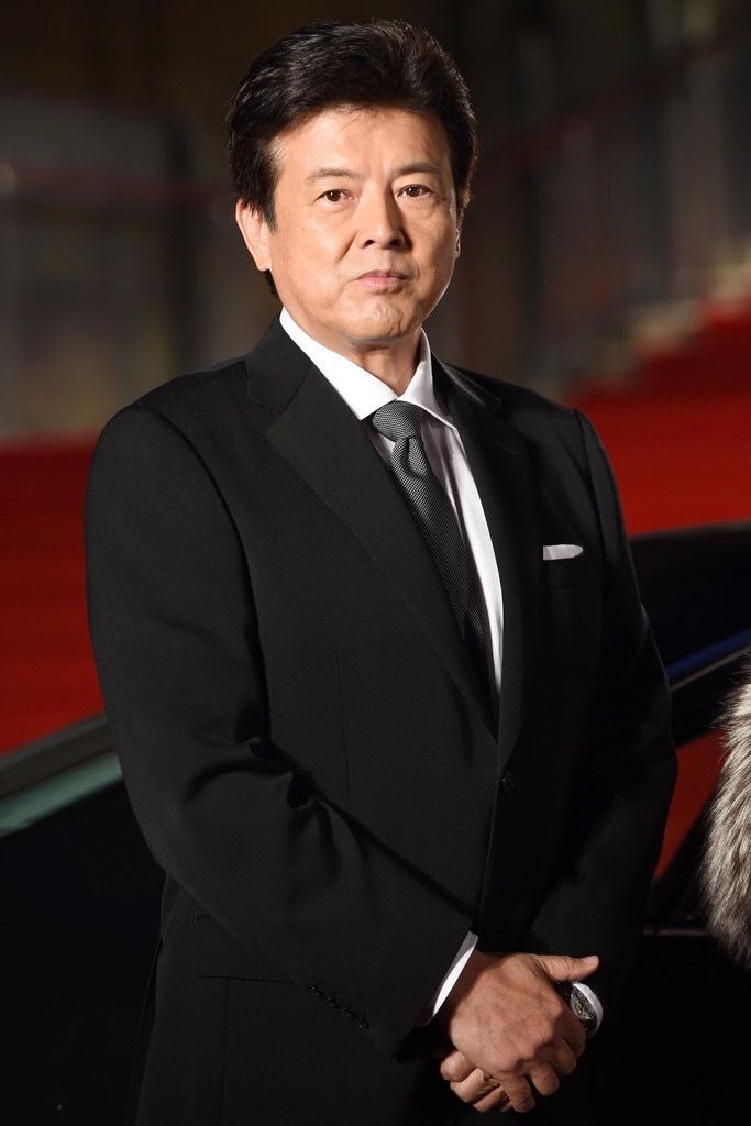 三浦友和才是"反油腻"男人:穿西装,梳大背头,70岁依然优雅