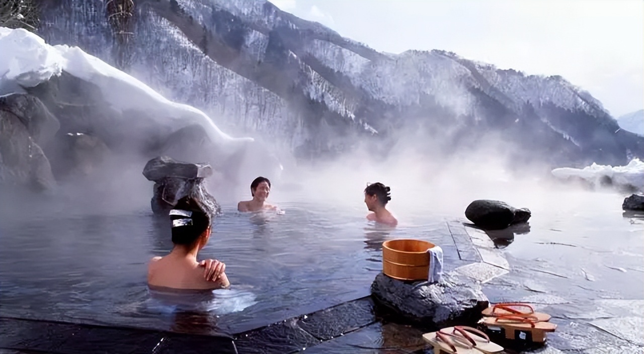 日本人在泡温泉时还有"男女混浴"?去洗浴时还有哪些注意事项