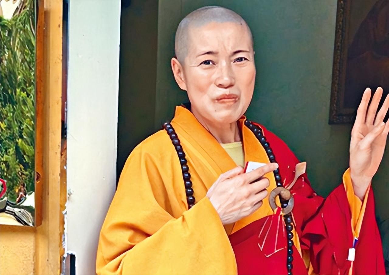 回顾黑丝女僧人释智定:与2个和尚假结婚,开豪车住豪宅,结局如何