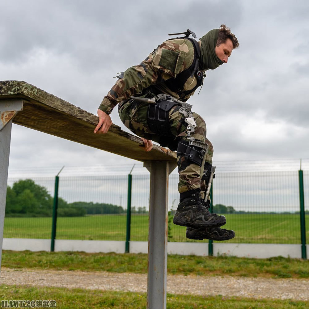法国空降兵测试"外骨骼"奔跑跳跃全都行 科幻装备将变成现实?