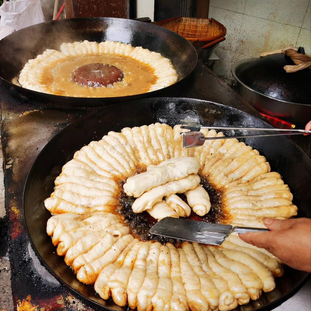 汉中没有招牌名字的早餐店,1.5元1个出锅就抢光,外地人却吃不惯