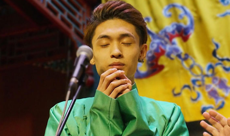 德云社的报幕员有多惨?报幕梗被全员模仿,张九南化身头号黑粉