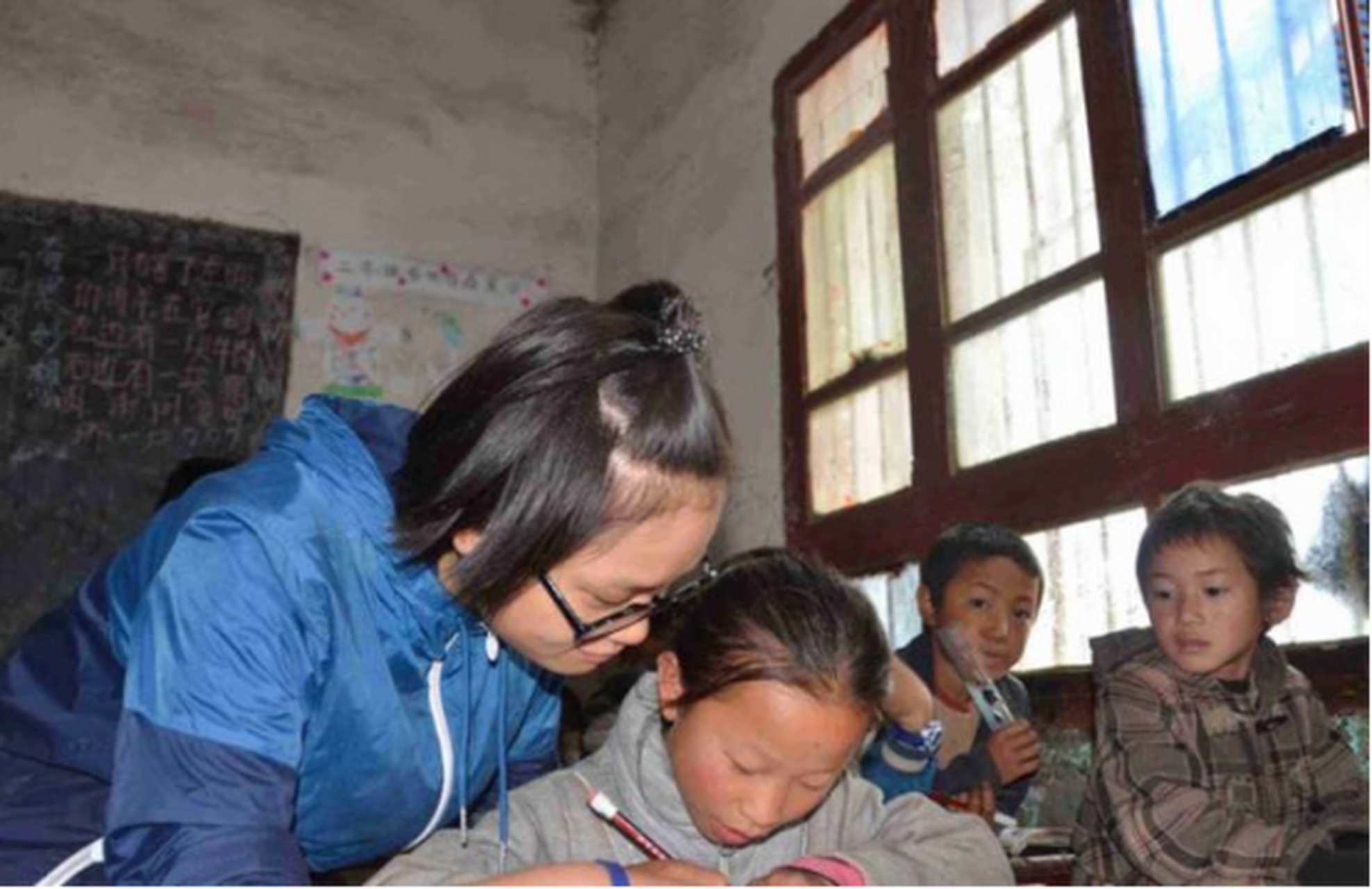 一女教师在偏远山区支教期间,得知班上女生突然休学,为此她特意去到该