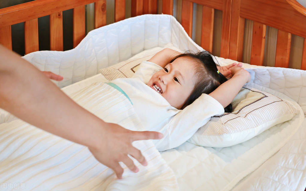 母亲在睡觉时间带女儿睡在床上.mother taking daughter to sleep on