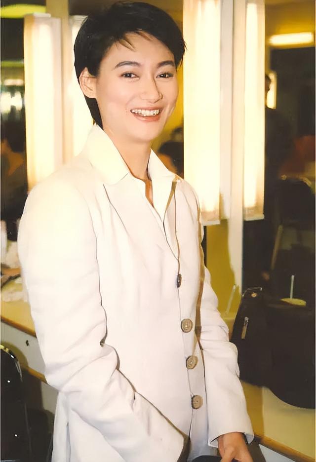 惠英红:3岁要饭,28岁拍全裸写真,39岁自杀,63岁却还在等初恋