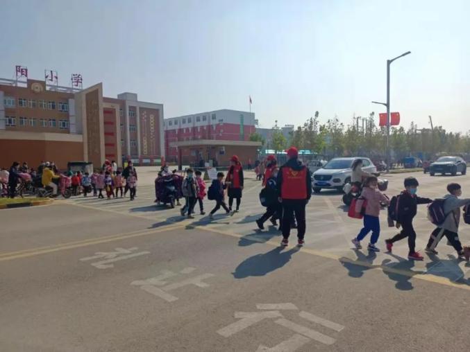 【网络文明建设】新河县滏阳小学开展"爱心护学岗"志愿服务活动