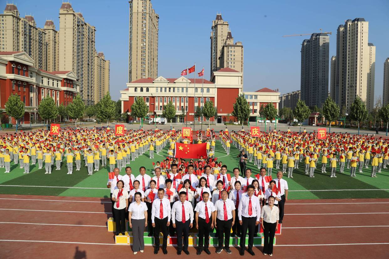 欢度国庆节喜迎二十大滕州北辛中学红荷路校区国庆献礼