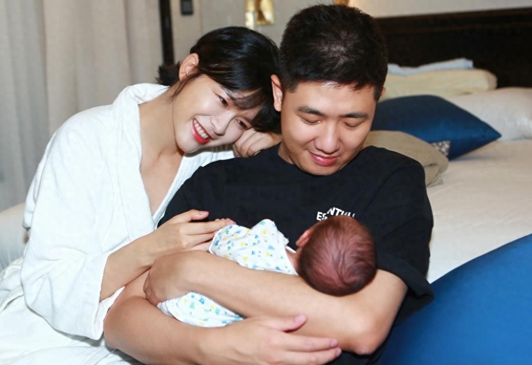 36岁嫁给经纪人,著名主持人李艾坚持和丈夫分房睡