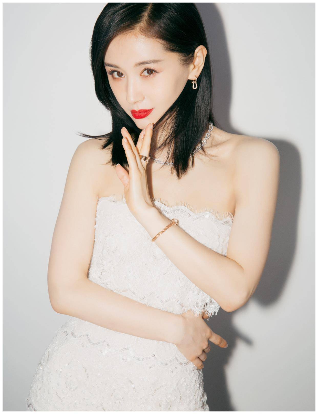 王子文亮相上海,蕾丝裙高贵优雅,身段苗条惊艳红唇金链美少女