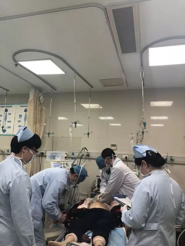 抢救室内,车祸小伙兴奋给家人报平安,谁知医护们却就地展开抢救