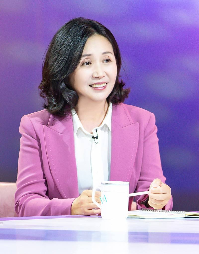 回顾黄菡倒追老公恩爱31年54岁重返舞台孟非的最佳搭档