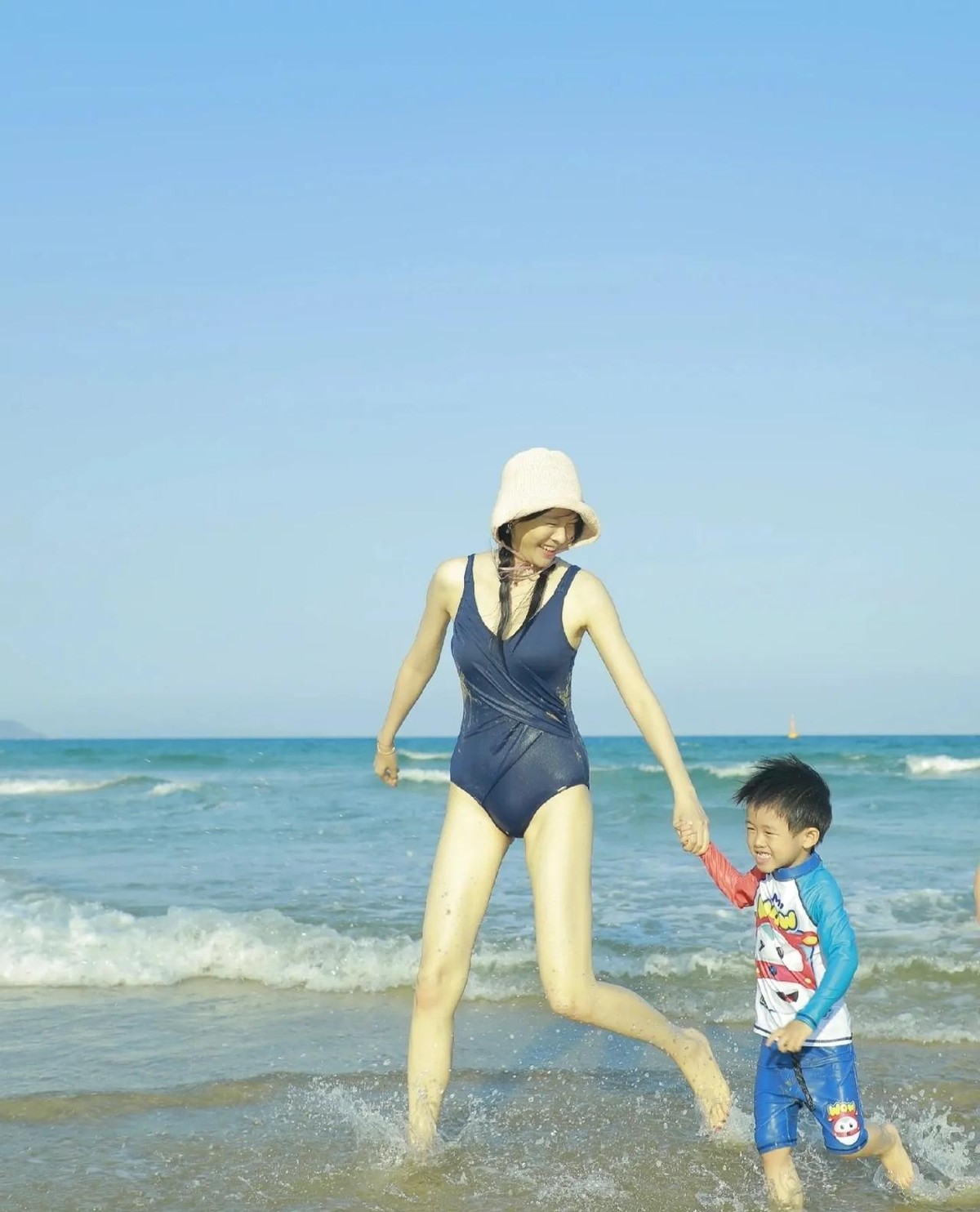 李艾才是"人间尤物",穿泳衣在海边玩耍,没想到身材这么火辣