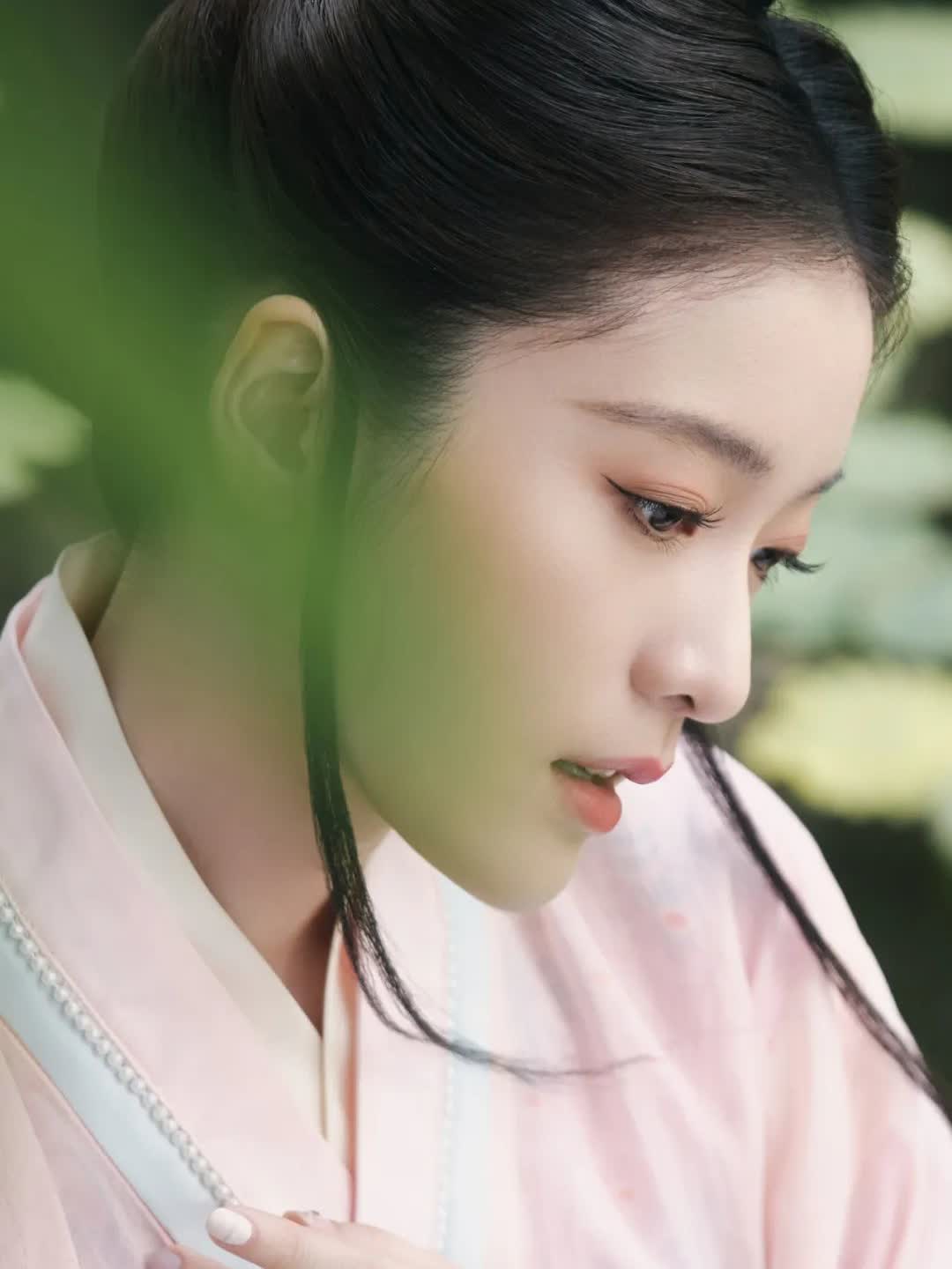 张雪迎穿古风粉素衣惊艳亮相仙气十足