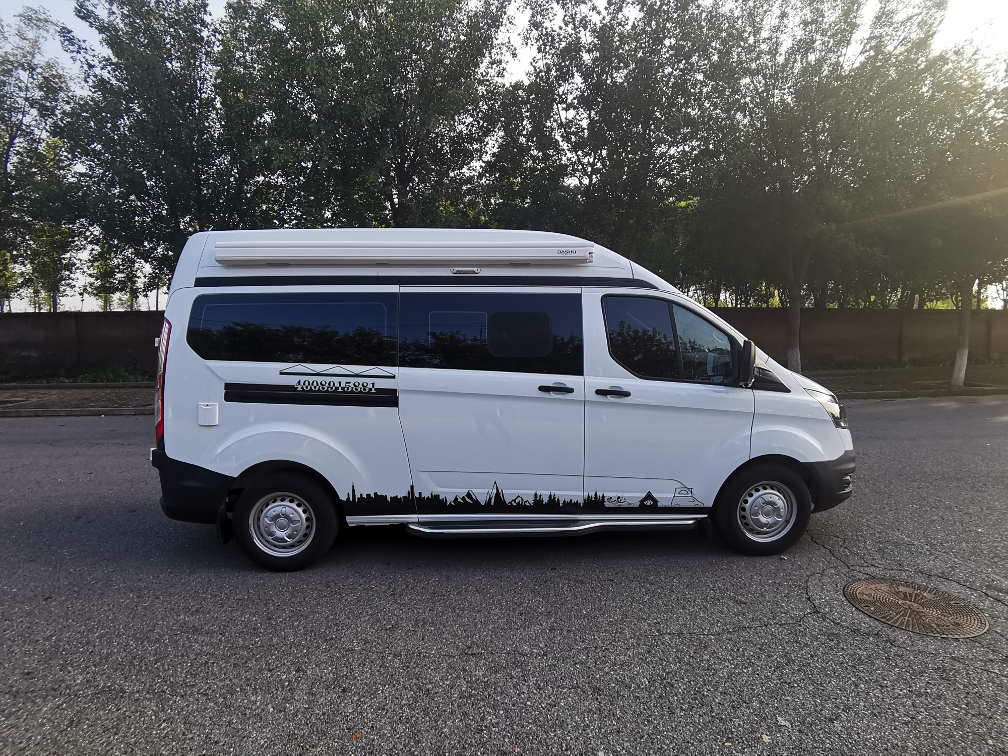 小巧精致的福特雪豹房车,2人床铺设计有惊喜,车尾还带独立厨卫