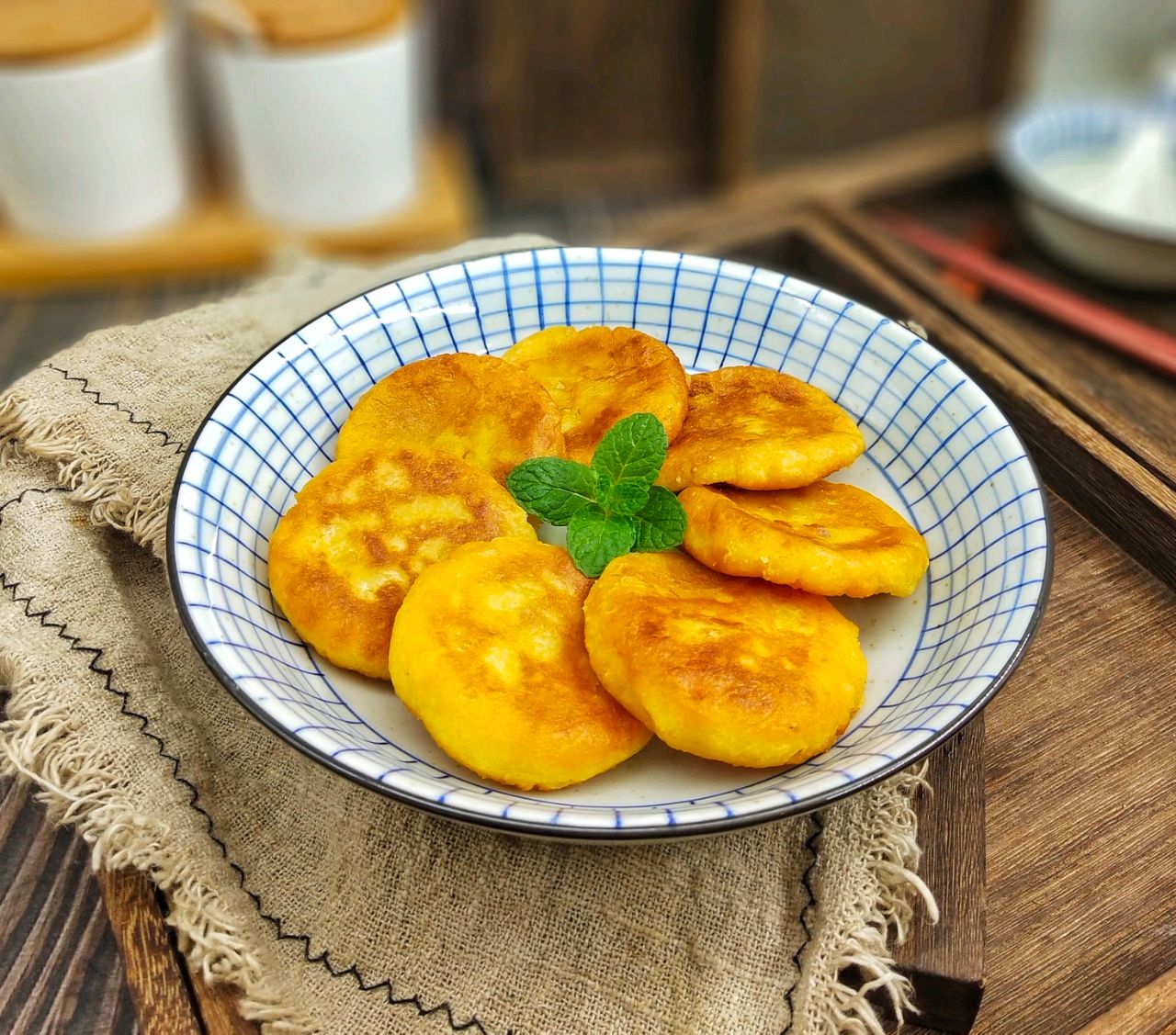 红薯饼这样做,外酥里嫩,甜香四溢,一口接一口,根本停不下手!