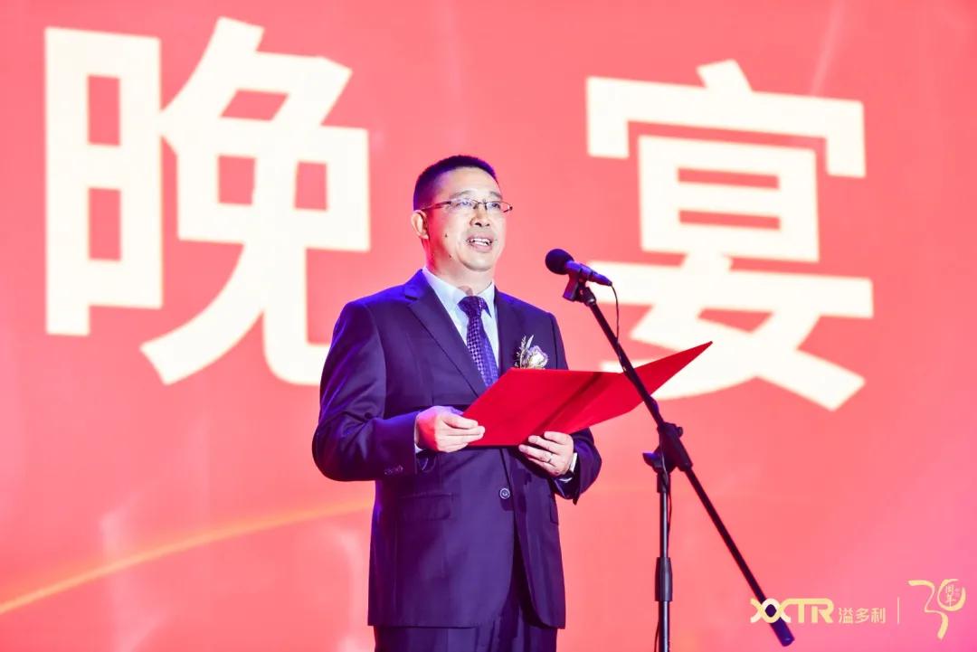 昂首阔步砥砺前行的意思(昂首阔步砥砺前行的意思是什么)