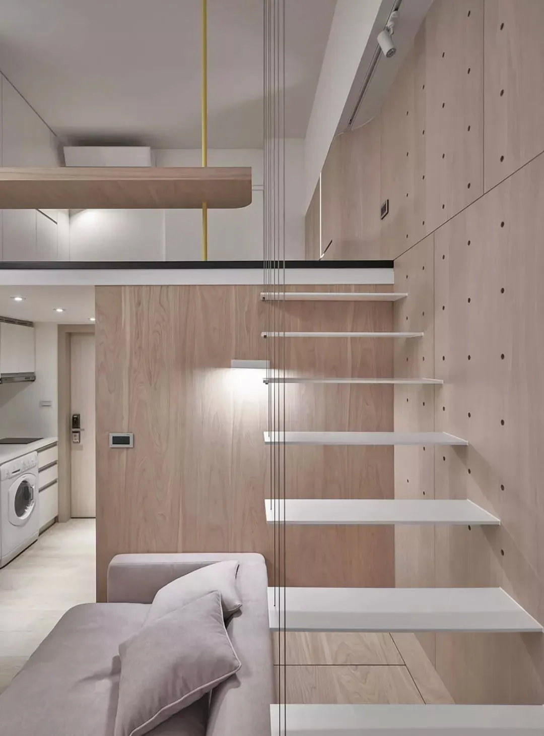 这套16㎡的"巴掌房",不仅功能齐全,还有悬浮楼梯,越看越羡慕