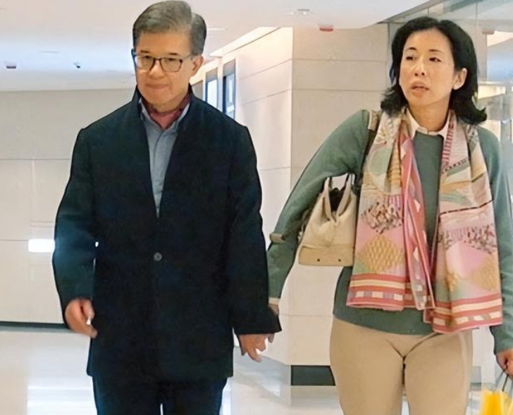 回顾霍启刚继父罗康瑞抛妻弃子60岁娶朱玲玲亲儿子拒绝继承财产