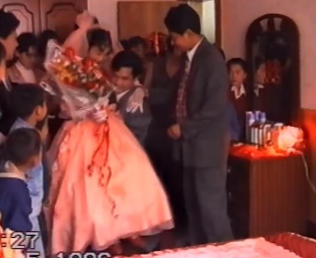 山东小伙晒父母1996年结婚的录像:爸妈恋爱七年结婚