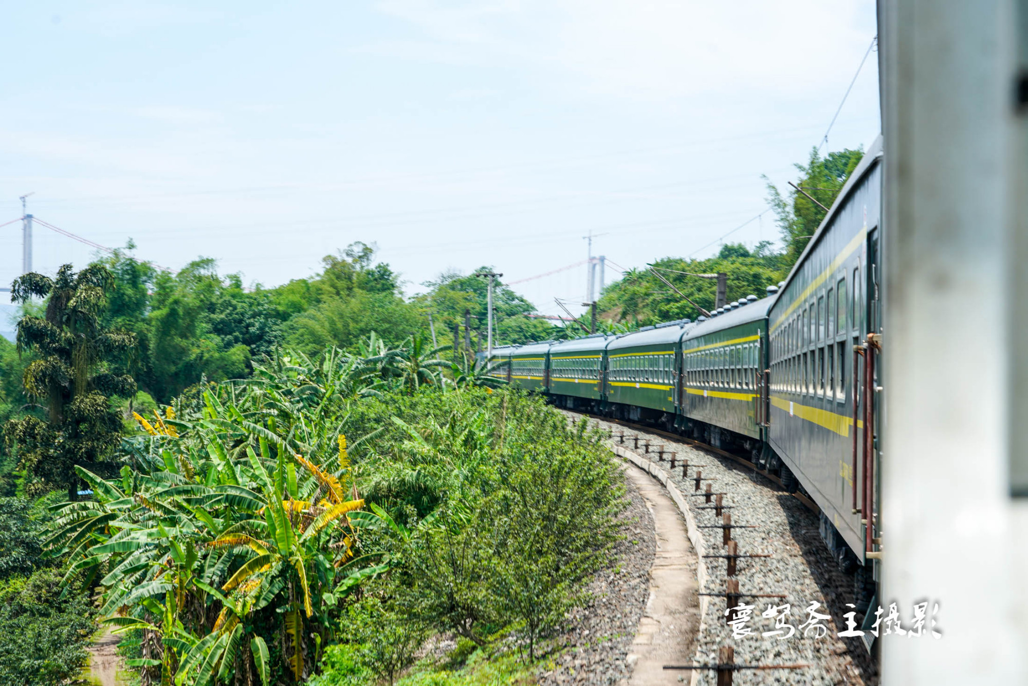重庆到内江的绿皮火车5612一路风景优美票价便宜车厢里却空荡荡
