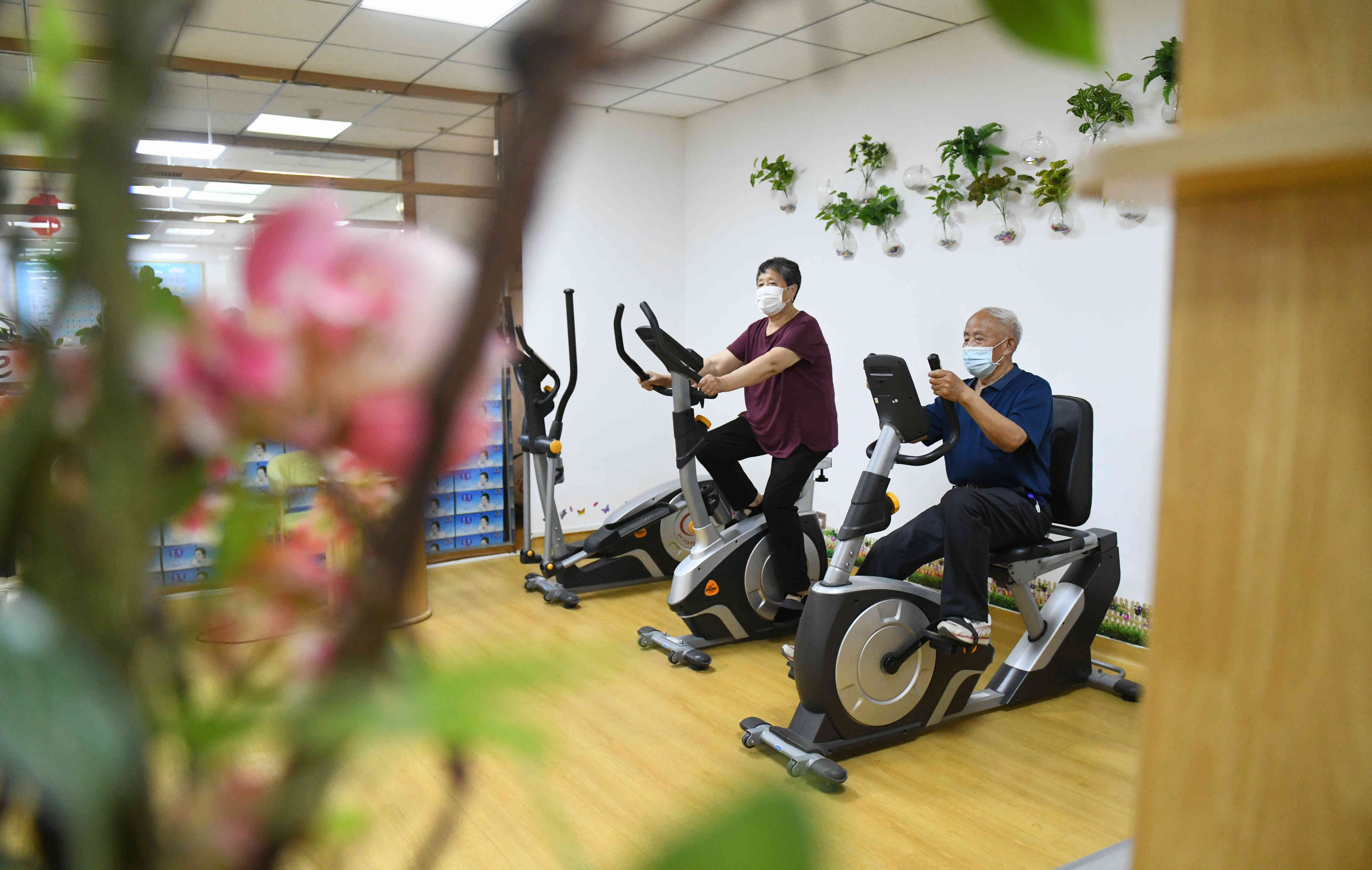 石家庄:社区嵌入式照护 养老服务更便捷(1)