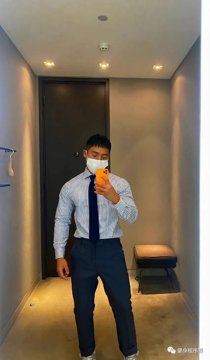 「60图」黑皮健身帅哥,灰裤子都藏不住大实力,腿太粗了,附出处