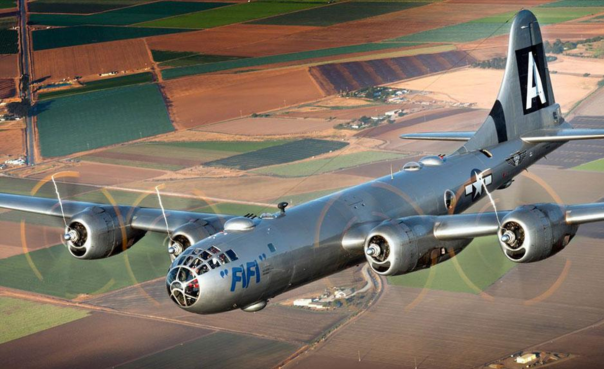 b29轰炸机的性能相当强大,最大载弹量为9吨,是当年 b-17 或 b-24 的三