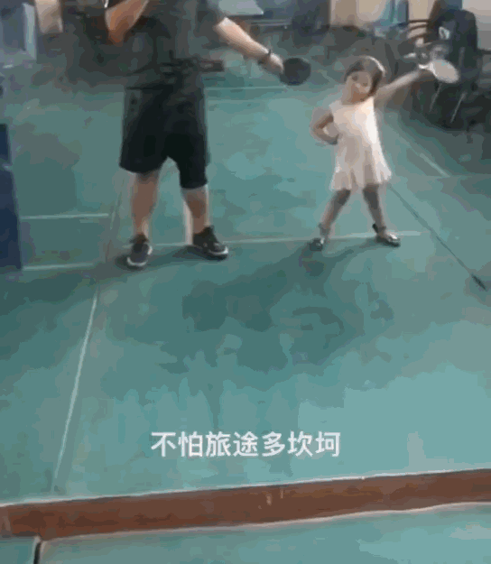 |3岁萌娃练乒乓球边哭边精准回球，央视主播给她点赞，福原爱也隔空回应
