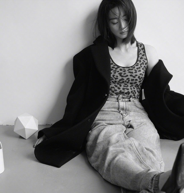 "旋风少女"胡冰卿最新写真曝光,黑色吊带展示蝴蝶背,姿势撩人