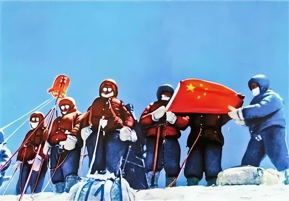 的山峰,其巍峨壮观的雪峰与险峻复杂的地形,吸引着无数探险家前往挑战