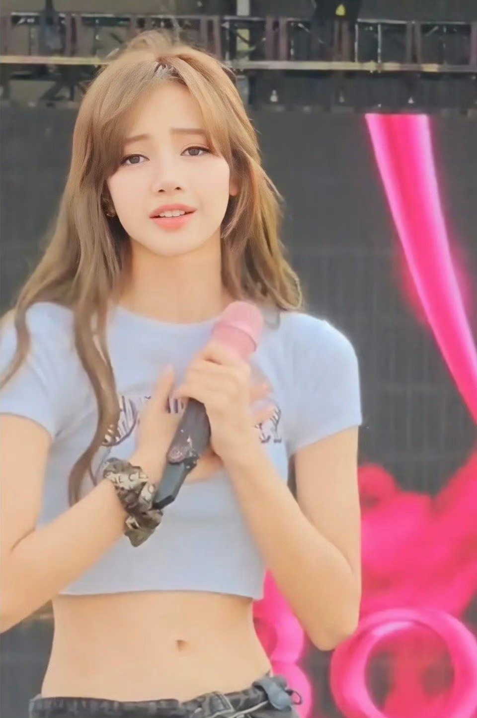 lisa掀起刘海,露出光洁额头,网友惊呼:这是100亿广告费的效果