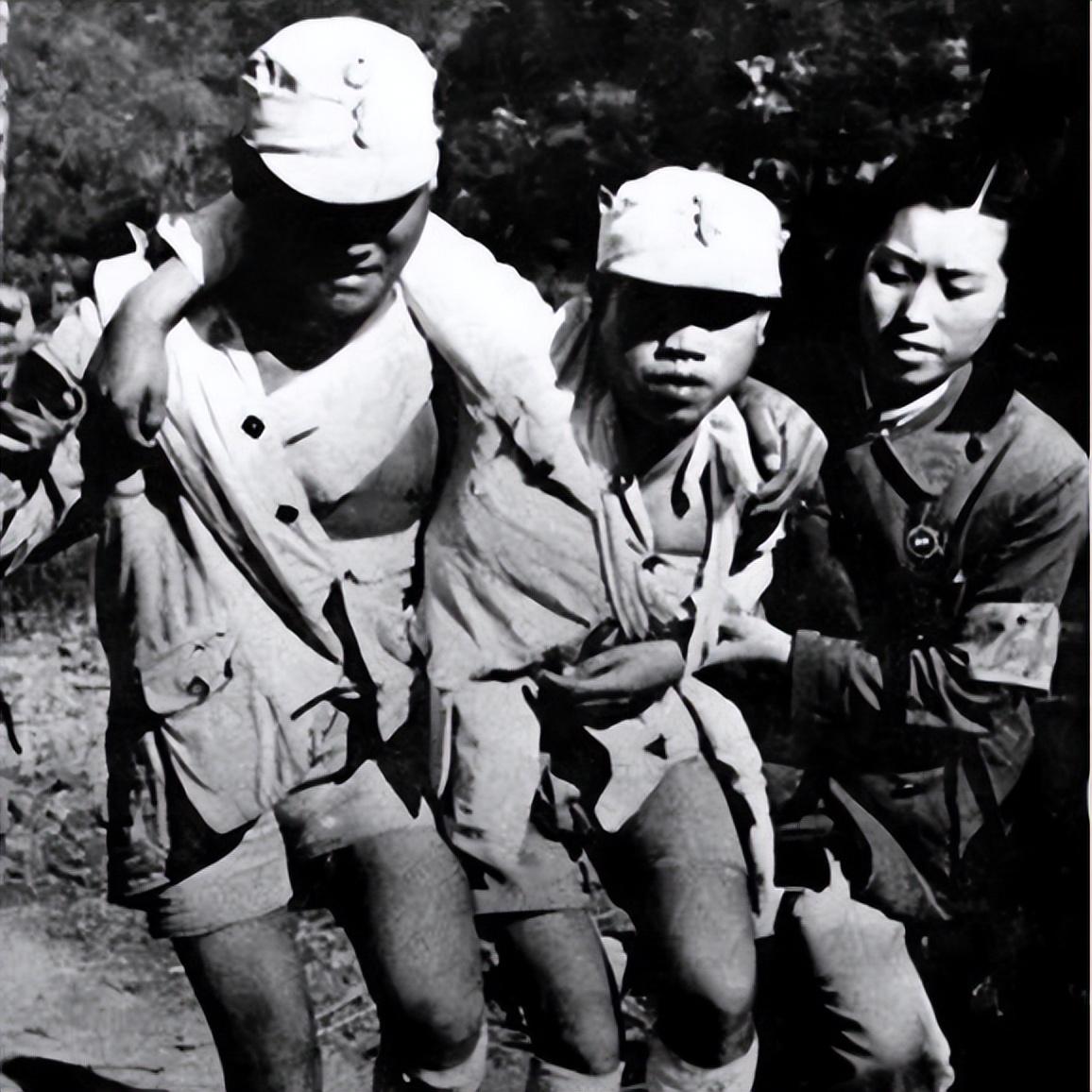 战士们将他送到了附近的红军医院进行手术,子弹取出后,就由一位女护士