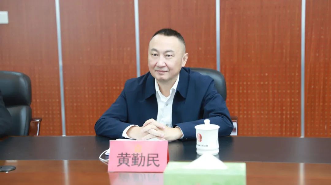 鼓楼法院邀请市人大常委会副主任陈春光一行旁听民事案件审理